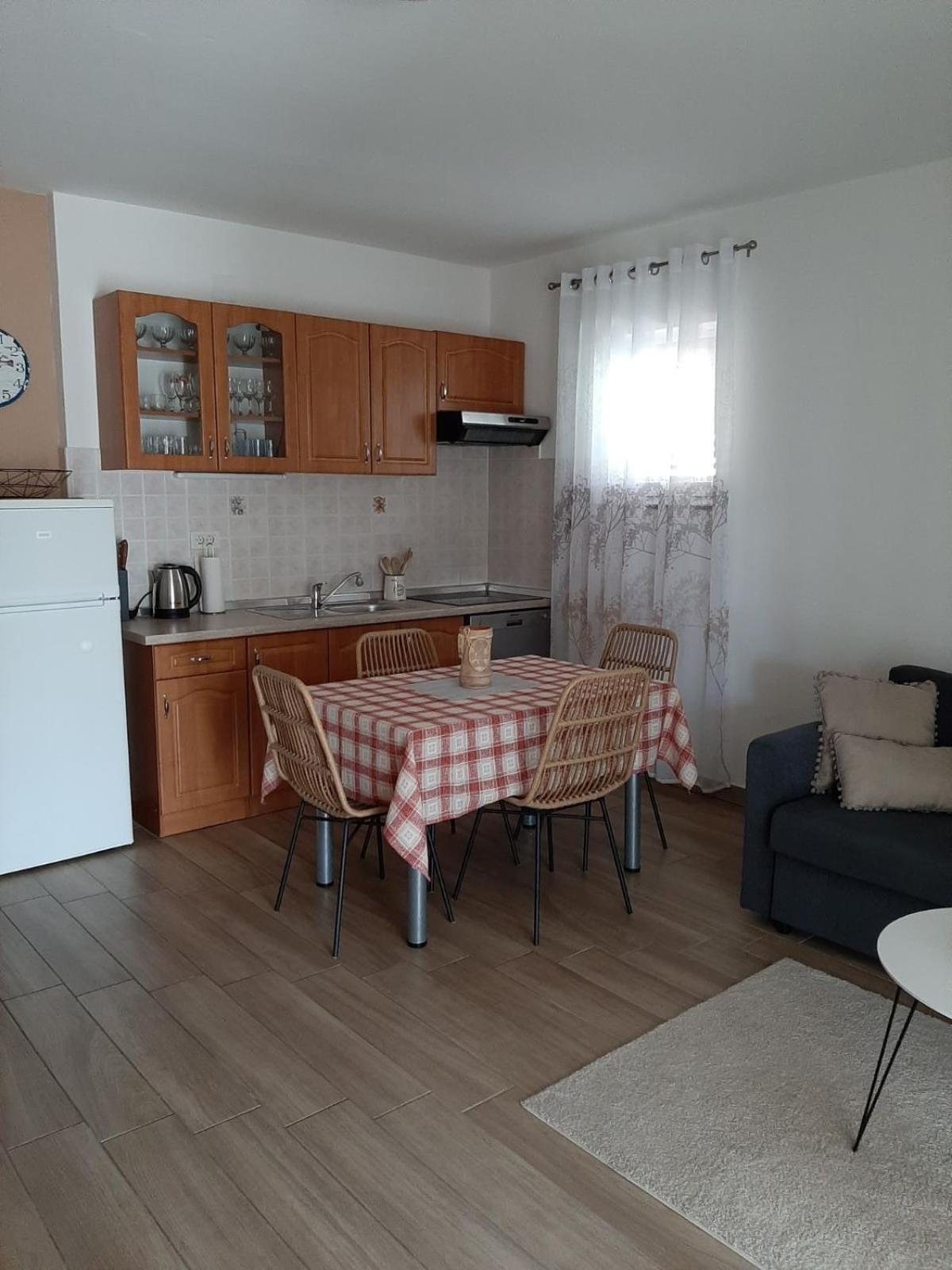 Apartman Mima Lejlighed Porat  Eksteriør billede